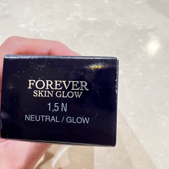 Dior Forever Skin Glow
Radiant Foundation - 24h Wear and Hydration (shade 1.5) - Picture 2 of 4